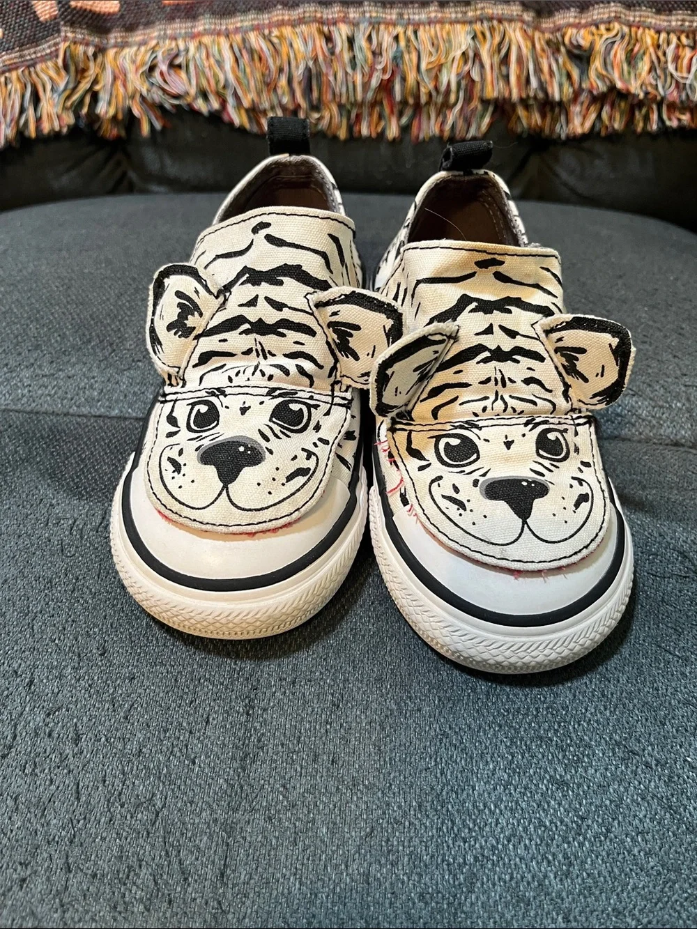 Converse Kids Tiger Face Slip-On Sneakers in White and Black Size 9